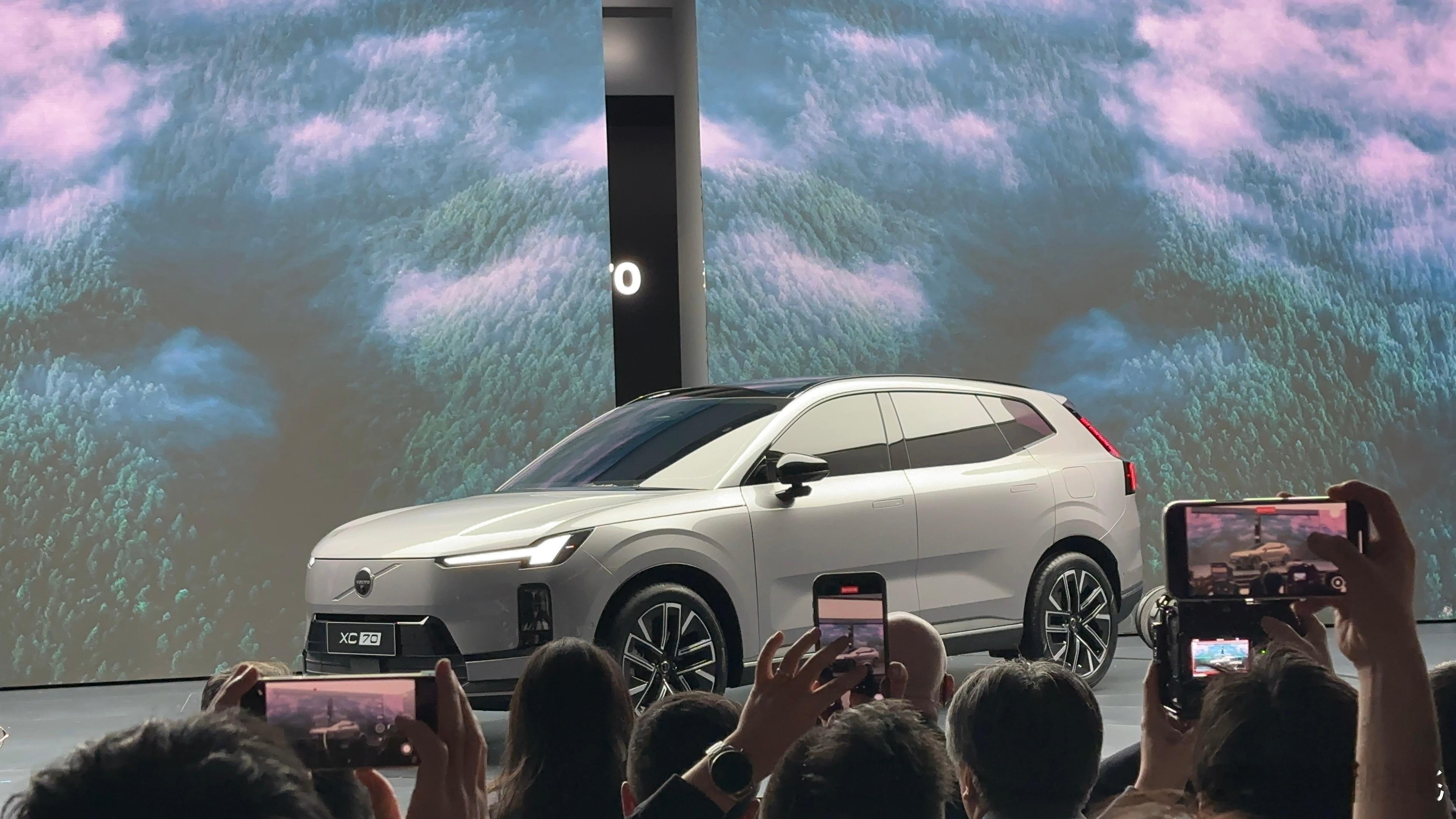 沃尔沃宣布新车：XC70。  基于 SMA 架构打造的插混 SUV，定位在 XC