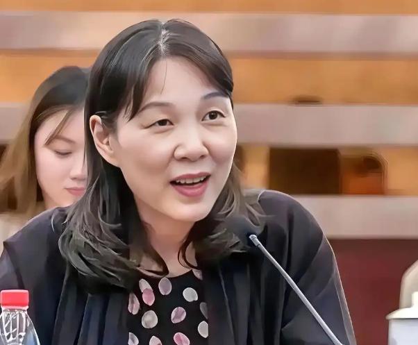 追随宗庆后三十载的杜建英退隐五载后骤然携带私生子宗继昌创立了新食业公司！此位昔日