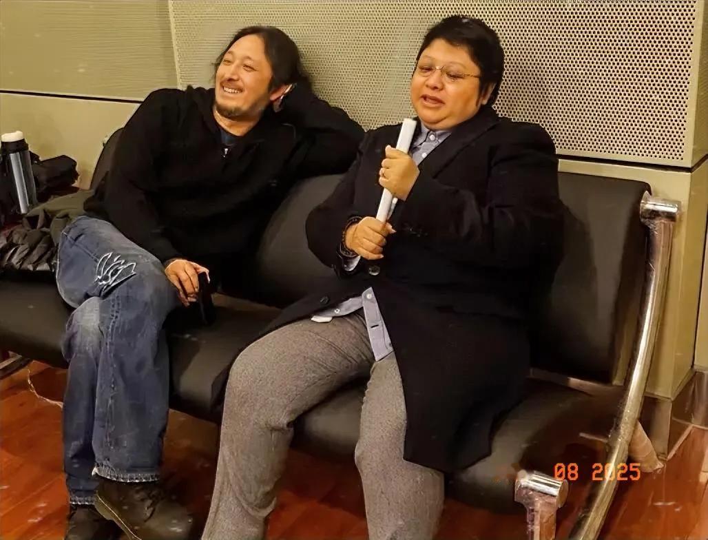 蒙族作曲家三宝和藏族歌唱家韩红同框，二人的作品特点鲜明深受爱好者喜欢。
