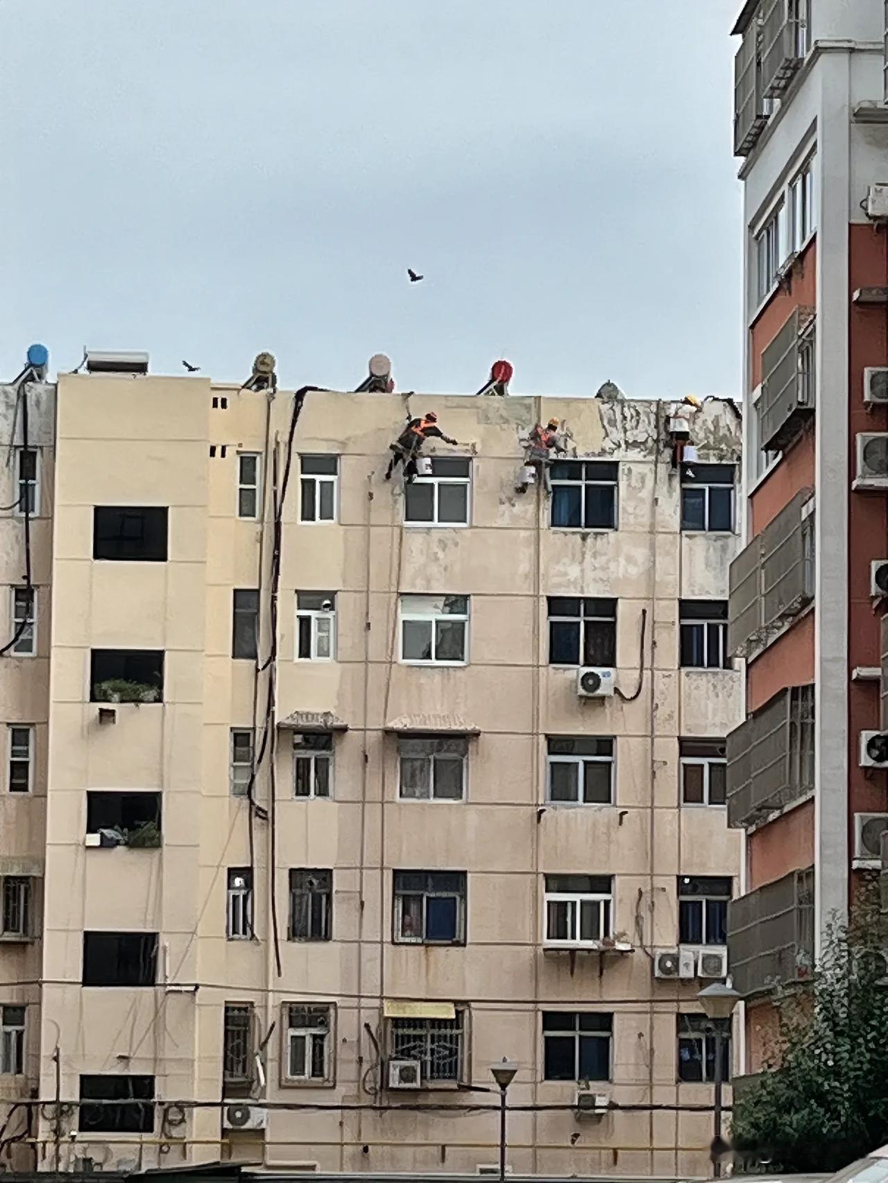  这样的老旧小区改造工程有什么用呢？
今天看到隔壁小区的老旧小区改造，大家看到什