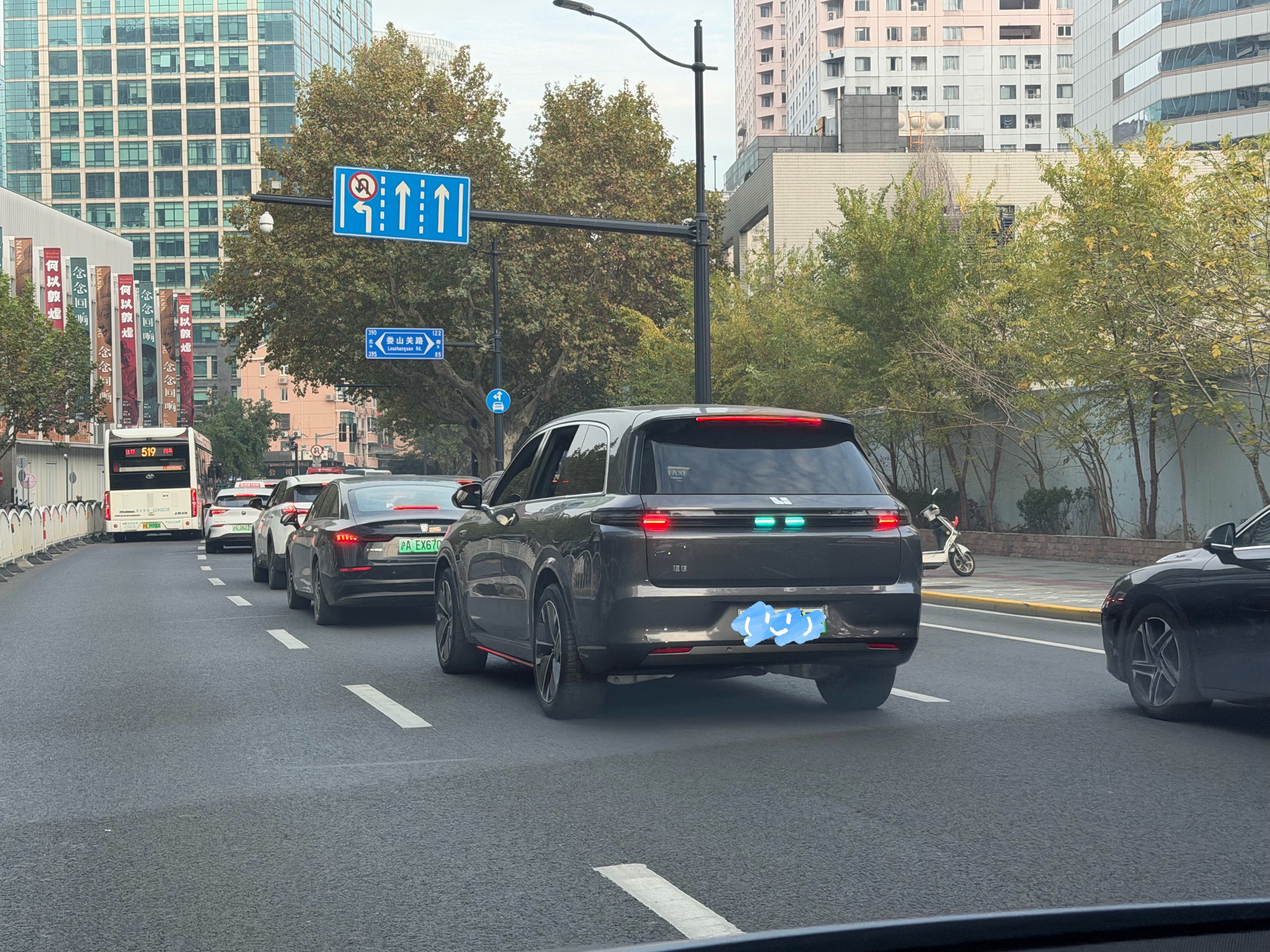 大家有没有观察到，现在在开放道路上，大家用辅助驾驶的频率很高了。只要车子带城区辅