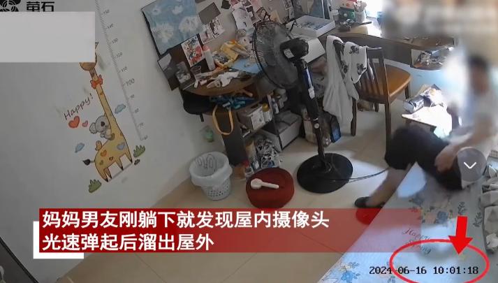 这不就是引狼入室！离异女子带男友回家后，谁知男友突然进入女儿房间，把床上的狗狗赶