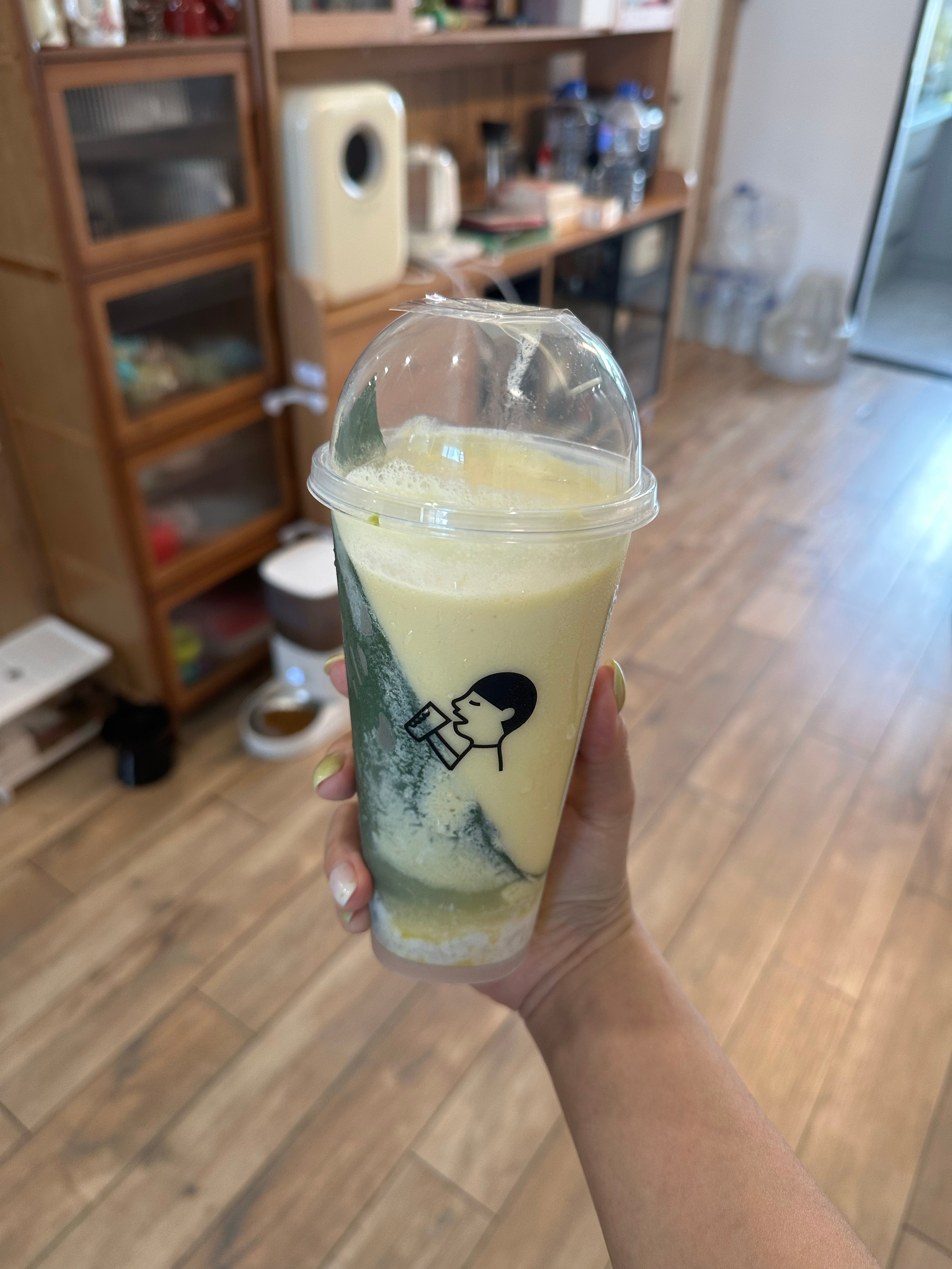 看朋友说喜茶这个芒椰糯米饭到处买不到，我就打开蓝色软件试了下，怎么一买就买到了又