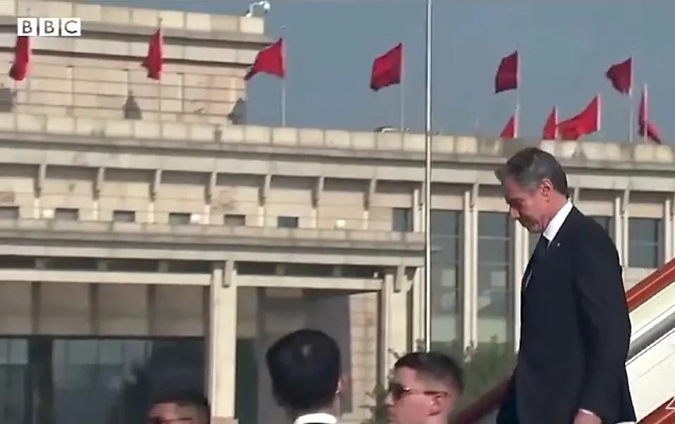 英国广播公司BBC对中国那是必须用“阴间”滤镜啊，即使是大哥美国的高官访华也不放