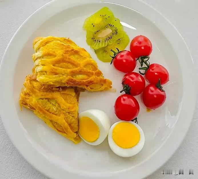 早安！早餐！
简餐的丰富，在于日常的花样搭配。
牛排酥，鸡蛋，小番茄，猕猴桃，黑