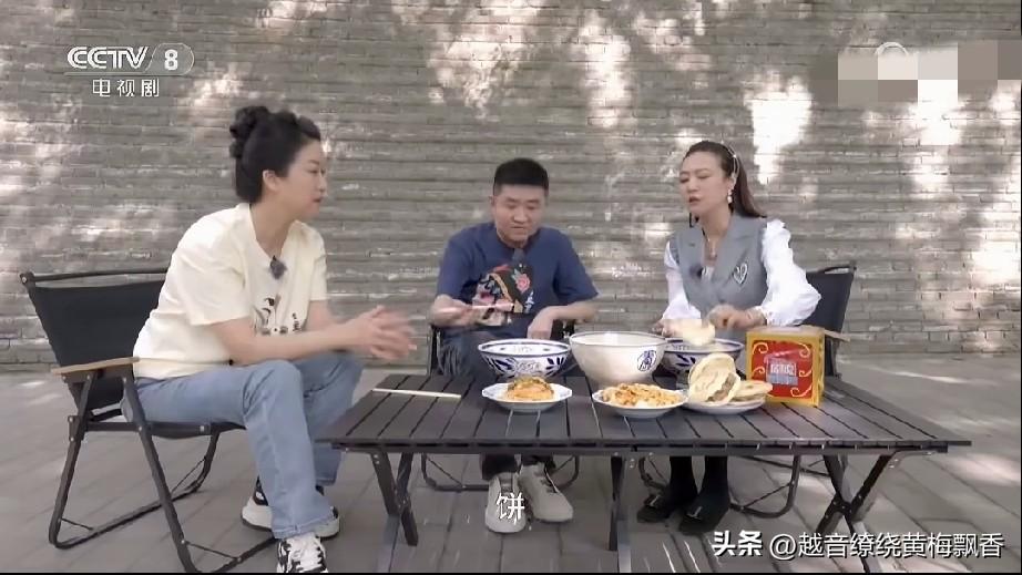 在《主角》剧组里，饰演何大锤的演员苗阜是陕西人。他为大家讲述了“羊肉泡馍”和 b