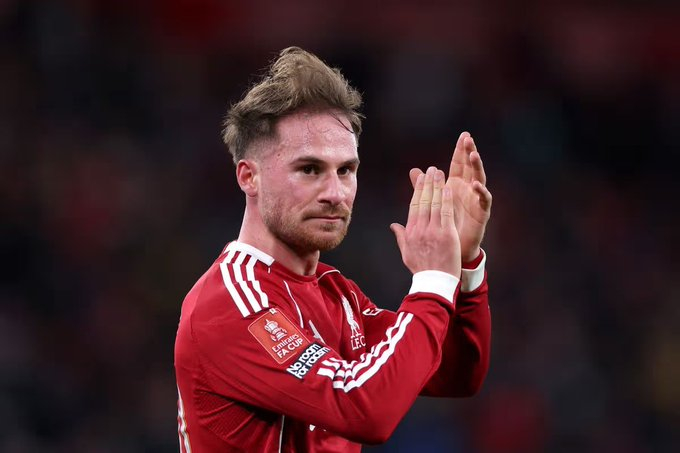 麦卡利斯特的父亲谈及与曼联的联系：“他现在只专注于利物浦。我们正在等待俱乐部的续