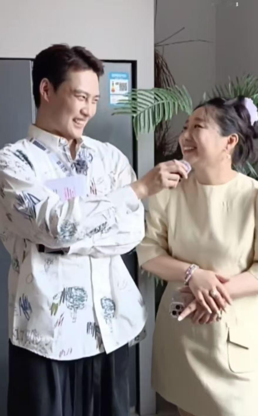 傅首尔说可以和向佐演喜剧 傅首尔直说和向佐演喜剧会笑场，还觉得喜剧效果满满，一个