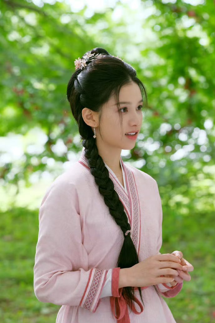 张婧仪三部破万剧联动庆生手握三部破万女主剧，平台专属弹幕烟花庆生，扛剧实力有目共