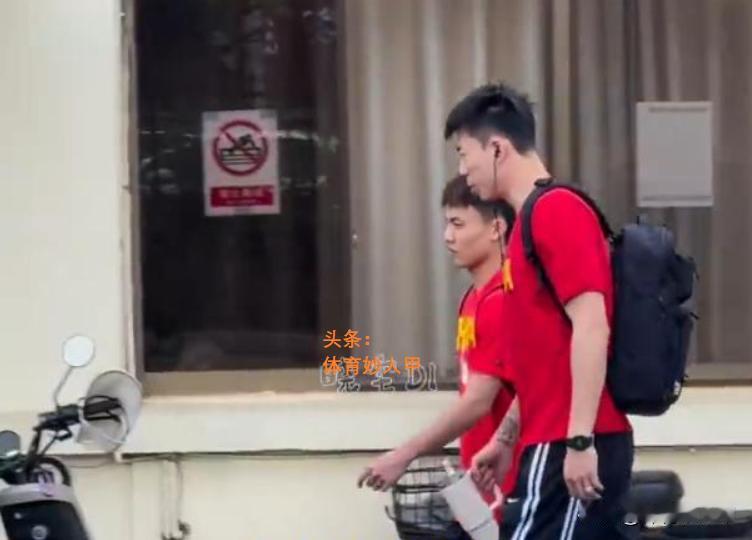 冰释前嫌！徐杰与张镇麟肩并肩一起走路，结伴而行，相谈甚欢。
上赛季，辽宁队与广东