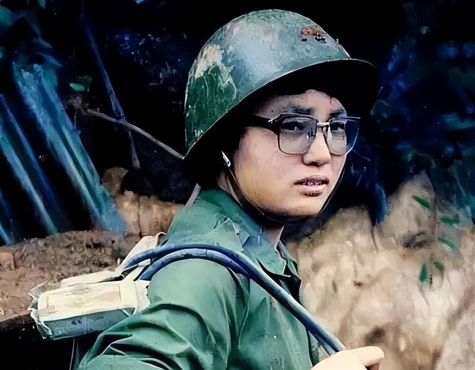 1983年，老山战役中，几名战士脱下军裤，面对女军医，双腿敞开，尴尬不已。女军医