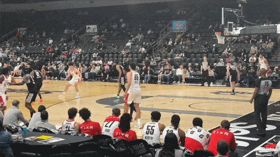 黑子闭嘴！[抠鼻][抠鼻][抠鼻]
谁能想到，19岁就以16顺位闯进NBA的杨瀚