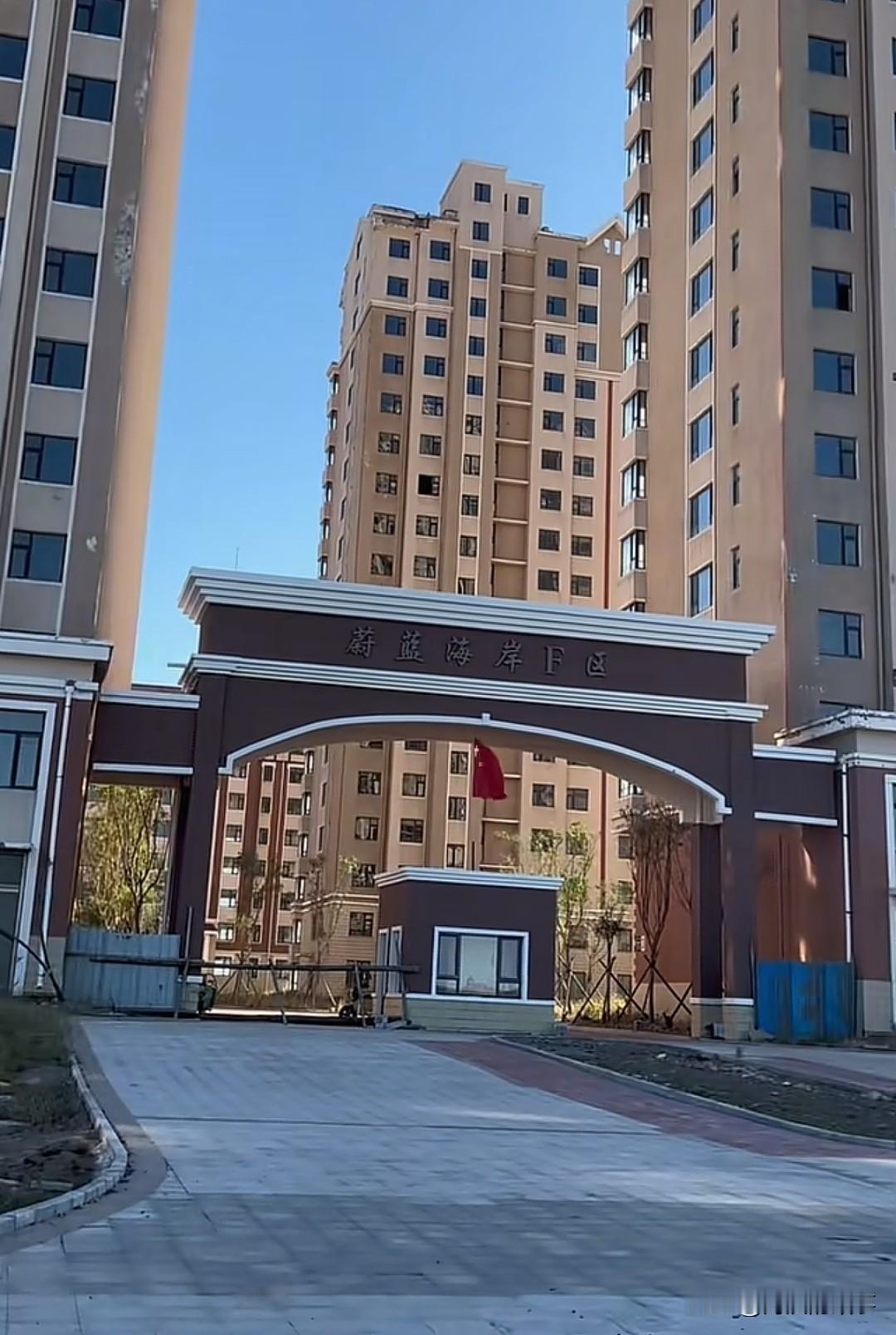 网上总有人拿锦州某海边小区说事，说哪里是鬼城，我告诉你说这个事的，百分百都没去过