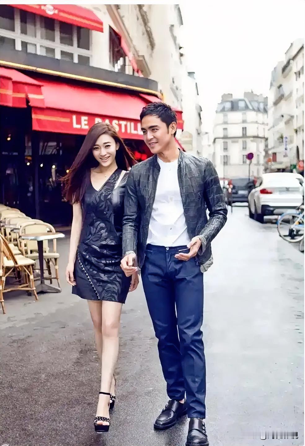 仔细看，右边的演员明道疏眉朗目，风度翩翩，真是一表人才！而左边的美女是谁？看她黑