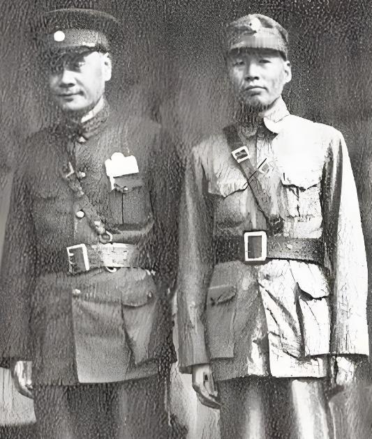 1935 年，四川王刘湘去见蒋介石，一进门撞见老同学贺国光把脚翘在沙发上，神态随