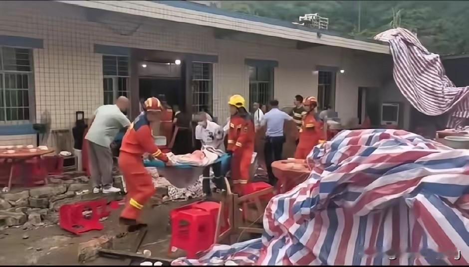 整场升学宴意外，最让人心疼、最容易被忽略的，其实是那个刚刚金榜题名的孩子。

本