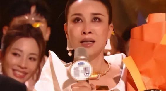 最近，咱们的老朋友甄妮又放炮了！这位70岁的香港歌后可不是善茬，这回她把矛头对准