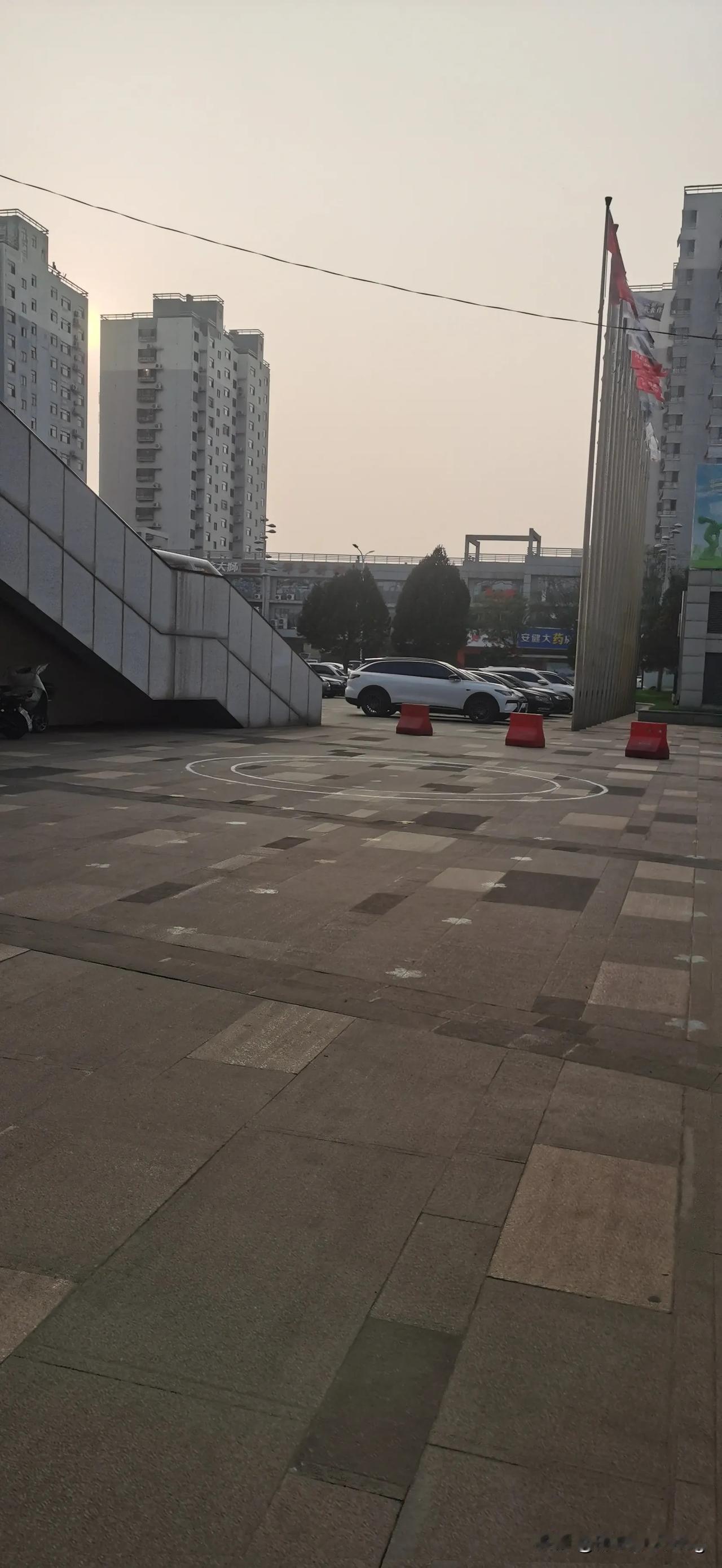  武安体育场🏟，我感觉是县里的体育场最大，最漂亮的了，有标准的足球场，篮球场，