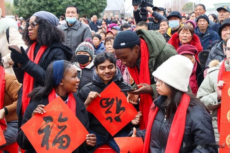 预计明年春节来中国过年的外国人数量还真不好说。前几年因为疫情，来中国过年的外国人