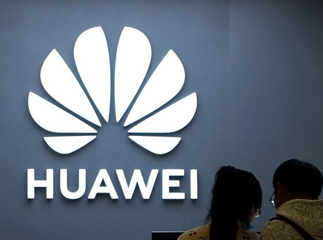 华为重新拿下中国智能手机出货量第一，比“卖了多少台手机”更值得关注的是：在美国制