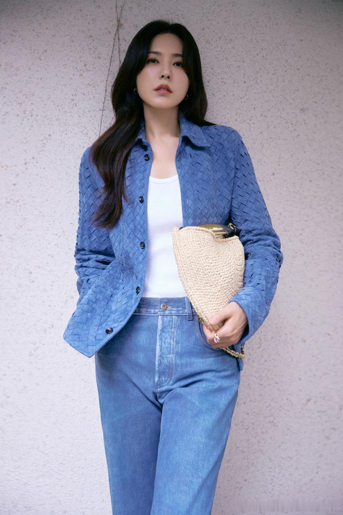 #曾黎身材比例好绝##曾黎身材# 在GLASS盛典上的这一身简约搭配，却展现出了