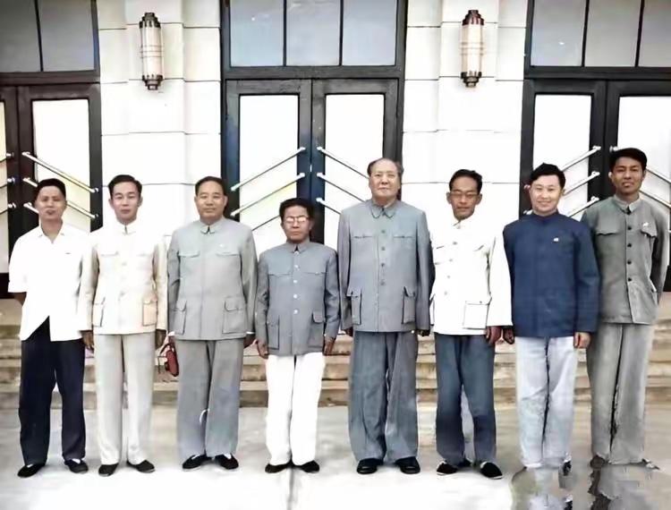 考考你的眼力，右边第四个是伟人毛主席，其他人里面能认出三个，绝对是历史课代表。