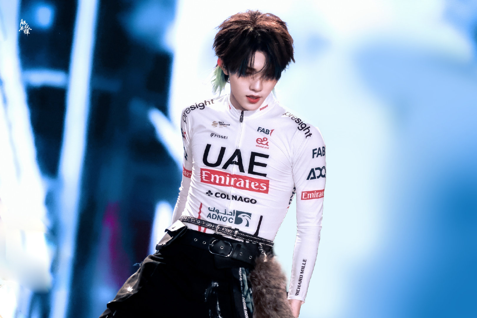 苏新皓前滚翻 苏新皓把《Hey Mama》的舞台质感拉满！动作干净利落毫无拖沓，