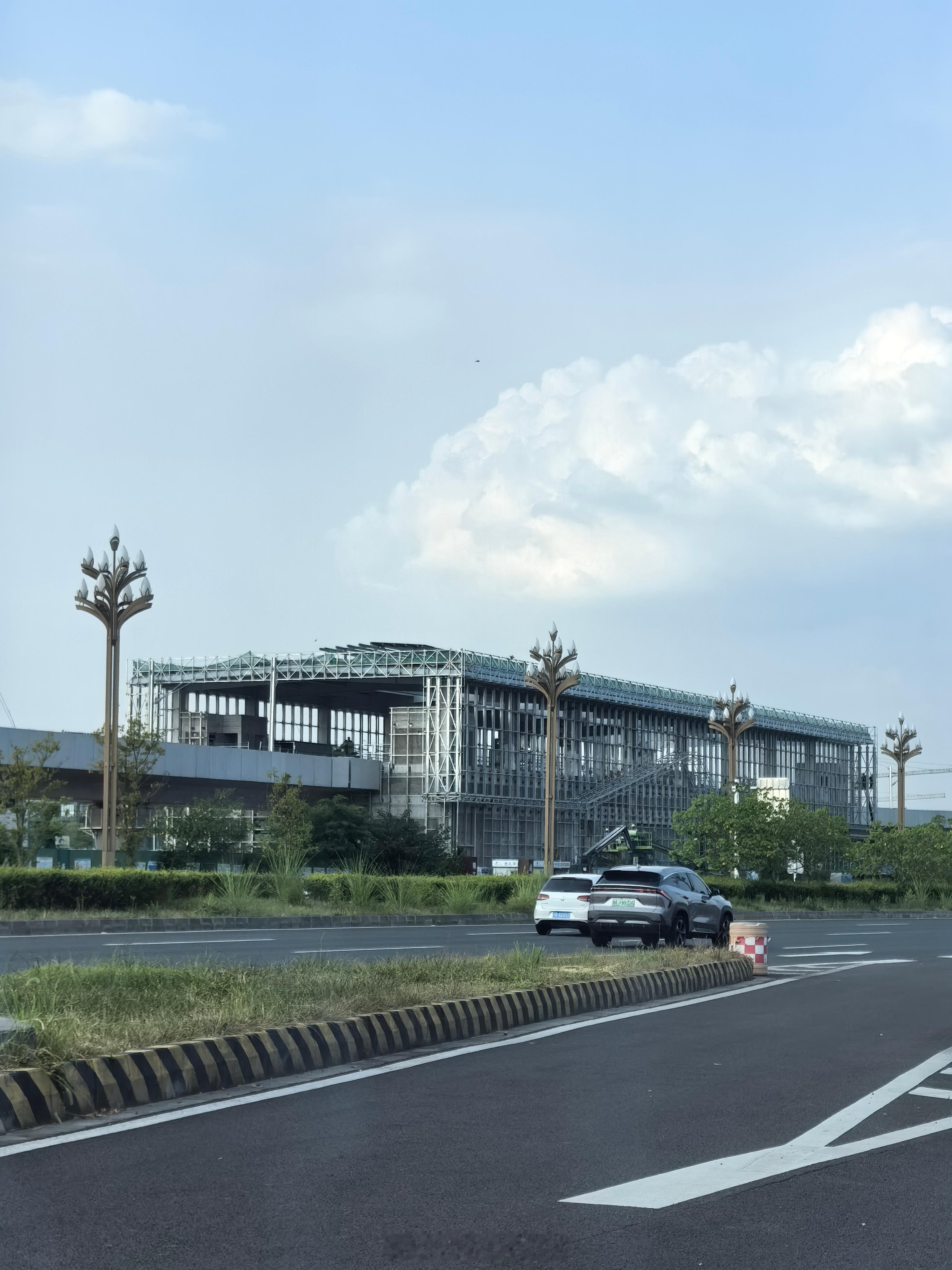 昨天从眉山回来，天府大道上的成眉 S5 站台，每个站台的玻璃幕墙骨架都在施工建设