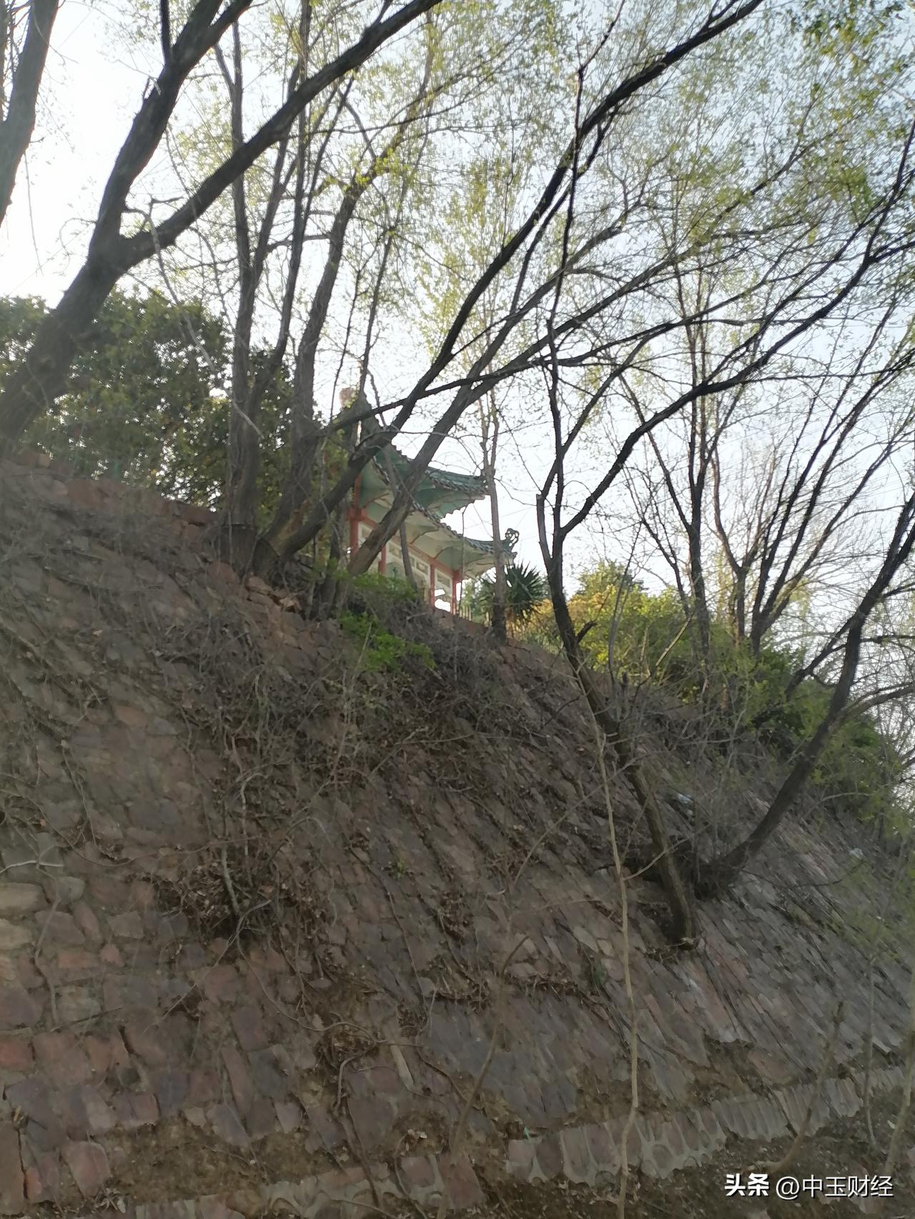 晒图笔记大赛看看山上的快哉亭，这是当年郑州人民响应“到大江大湖中去锻炼”的一个起