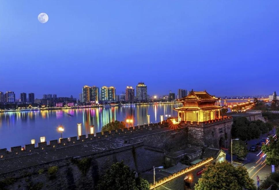 【车视头条】襄阳成为全国首个实现智能网联平台与交管信控系统深度融合的城市。湖北襄