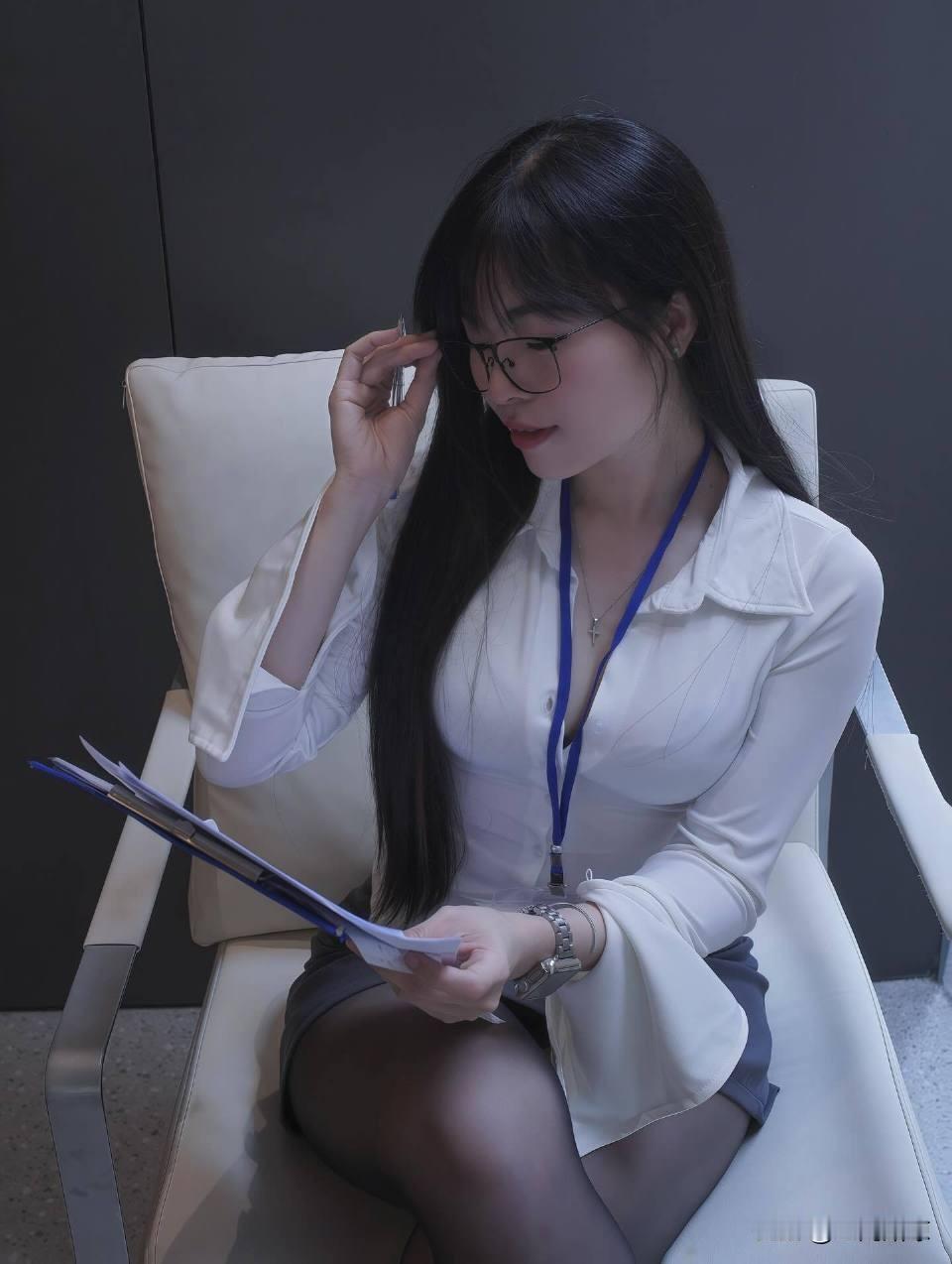 职业装怎么穿比较好看?HR陈小姐的工作装，让人羡慕，美貌与智慧并存，才情与气质兼