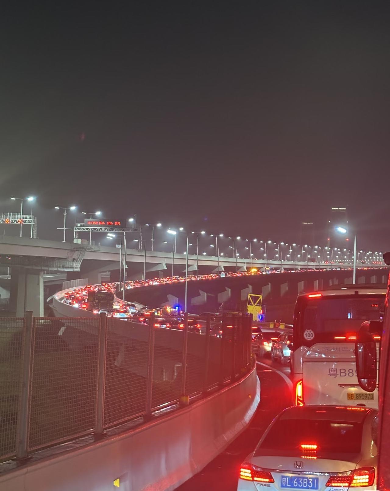 5.4此时此刻深中通道堵车，车辆龟速行驶中[捂脸][捂脸][捂脸]深中通道把人逼