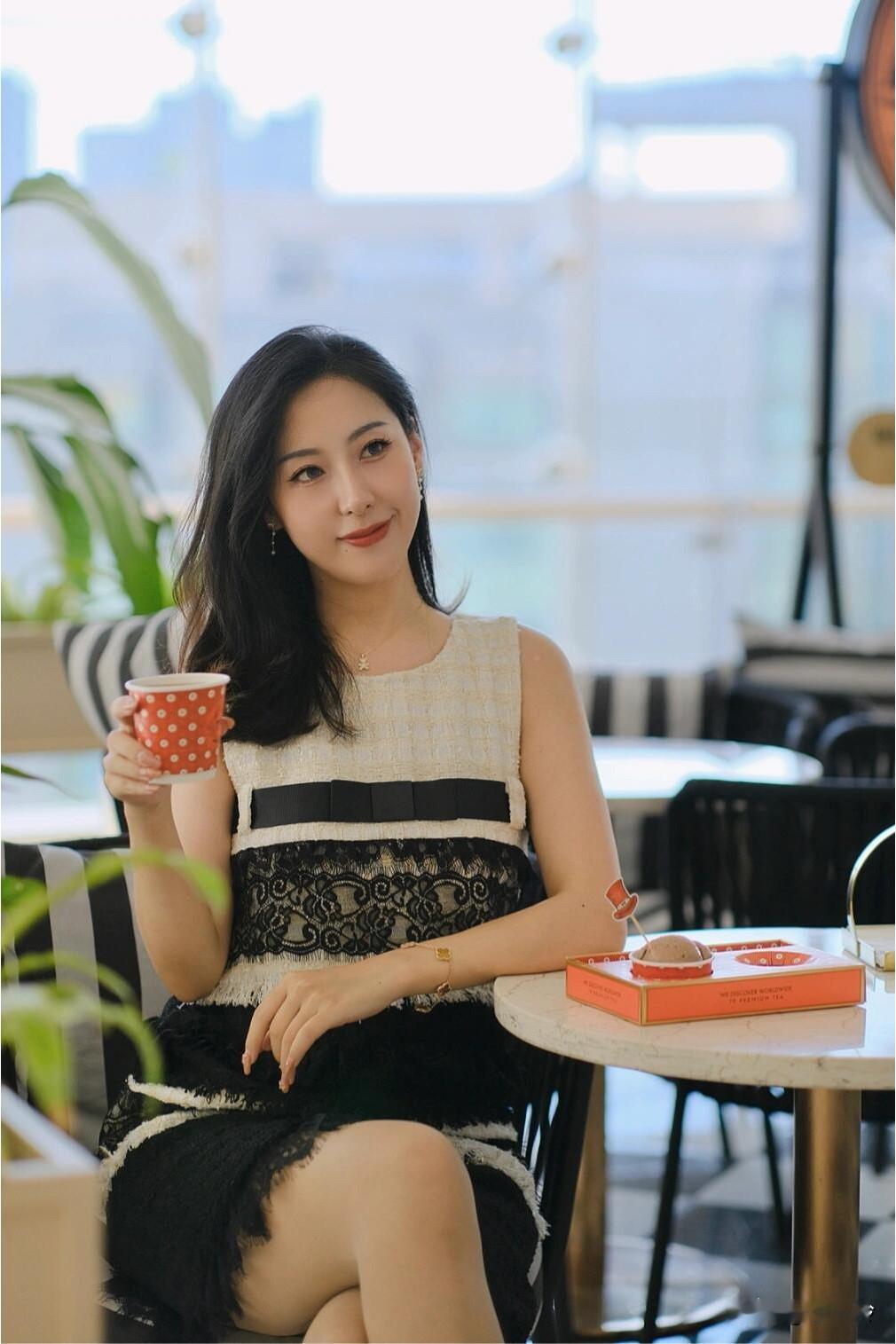 在T9茶饮店享受下午茶时光，甜美瞬间定格