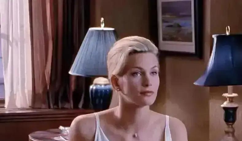 别再神化那6秒了。
那不是性感，那是欺骗。
黑暗的放映室里，莎朗·斯通第一次看到