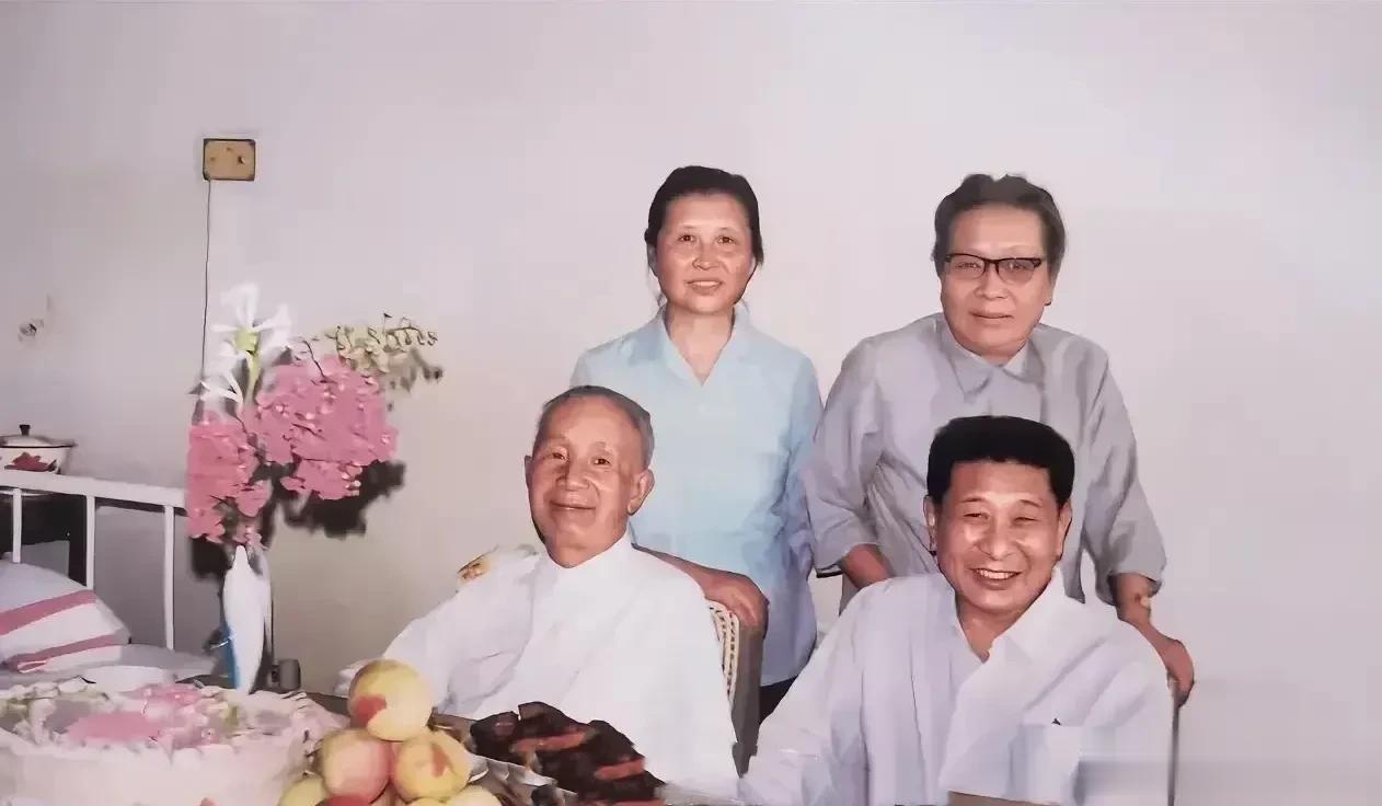 一张罕见老照片，第一次见，该照片拍摄于1981年八月。此时粟裕大将正在医院疗养，