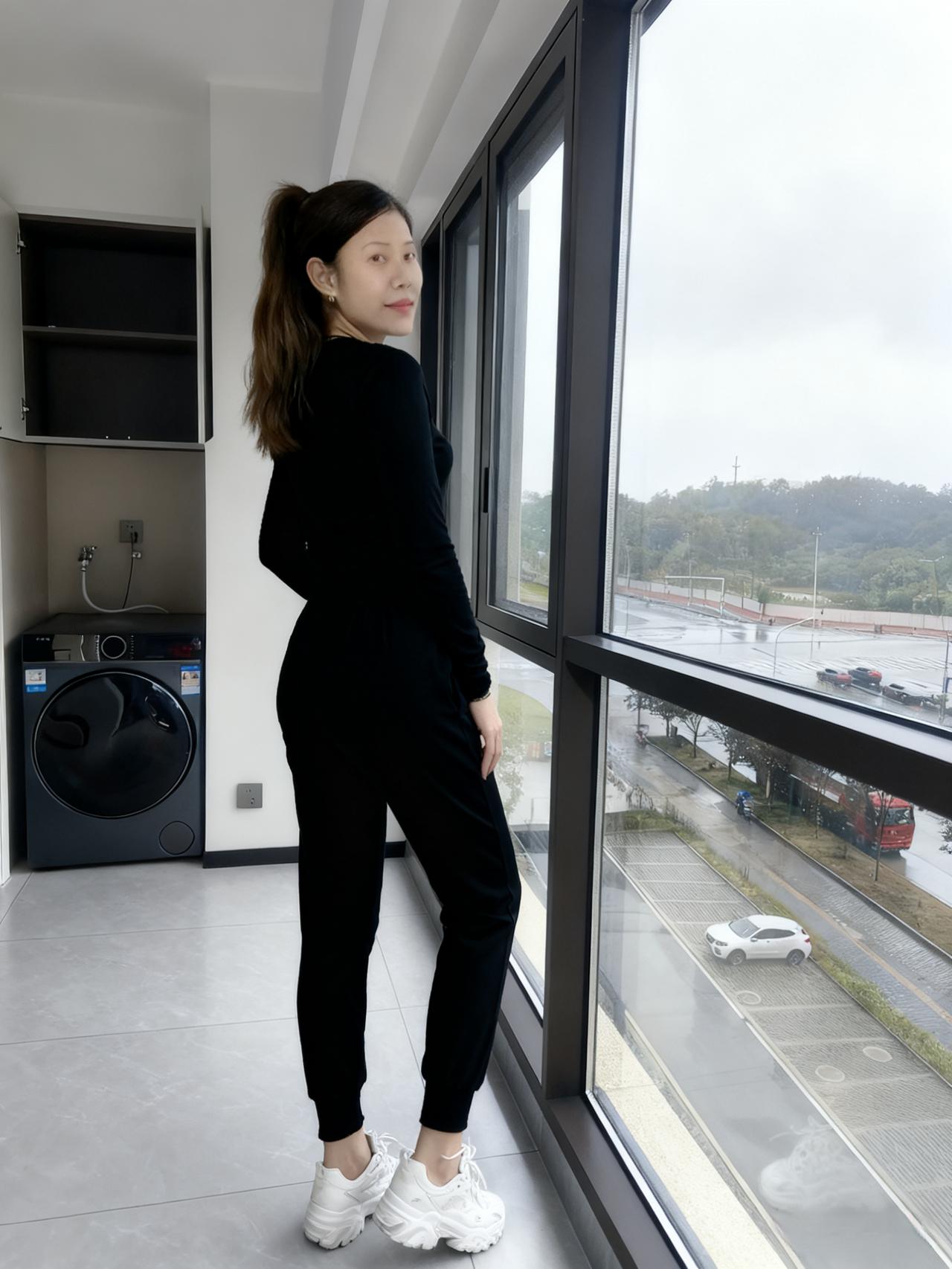 玄衣裁夜色，黑袴曳霜痕。
玉颈垂金缕，纤腰束素云。
眸凝星子冷，笑带月华温。
静