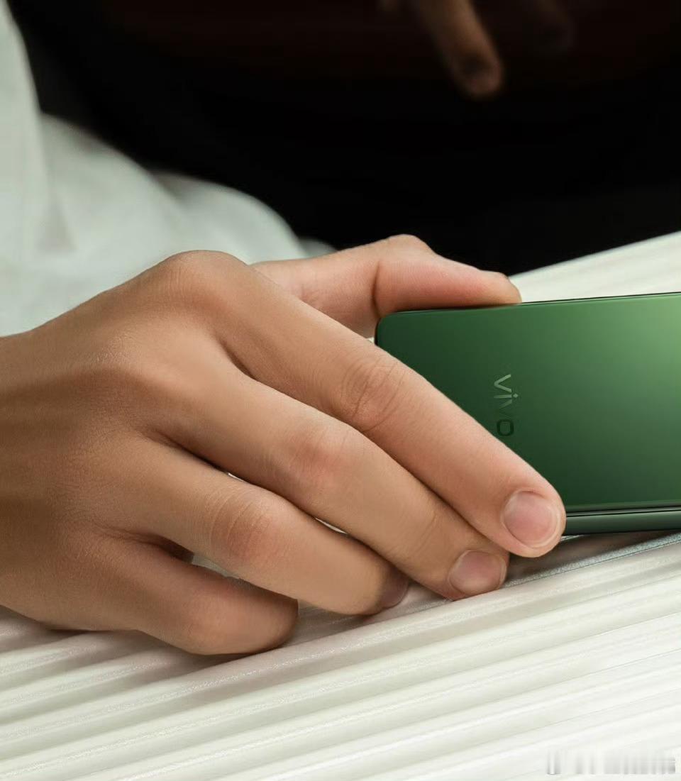vivo X Fold5有点翡翠绿的感觉 侧边这么薄 还是内折的情况下 有点东西
