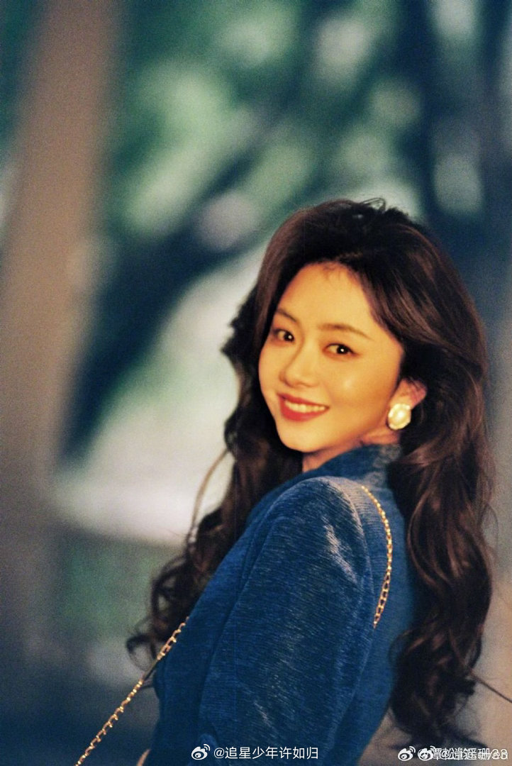 谭松韵别试探了有市场 看到谭松韵这个港风造型直接愣住！蓬松大波浪慵懒又温柔，深蓝