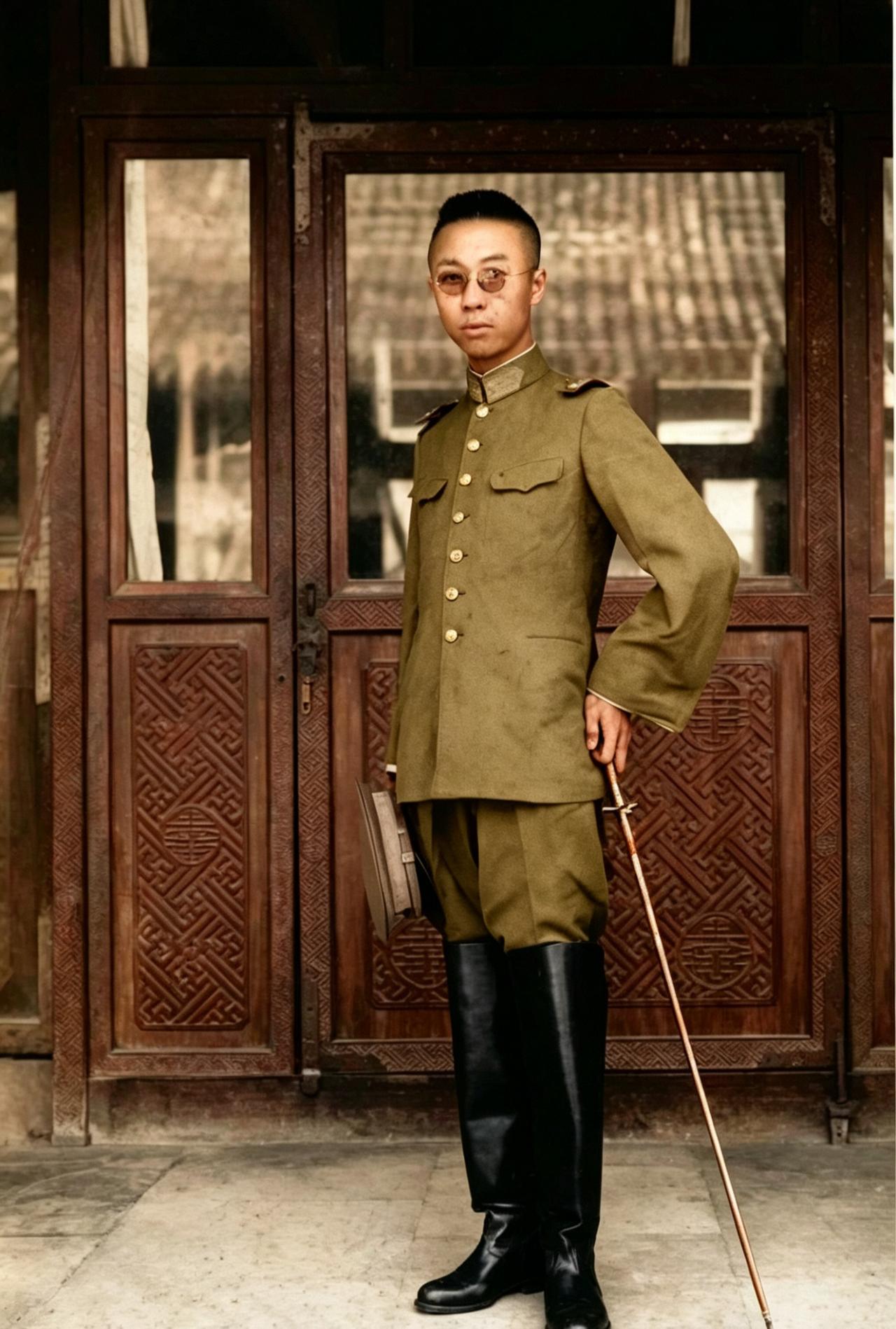 1924年，18岁的溥仪在紫禁城翊坤宫拍摄的两张戎装照。

同年10月23日军阀