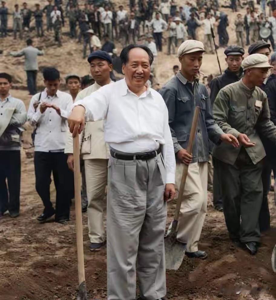 1958年的十三陵水库工地上，一张彩色修复的老照片突然刷屏。照片里的毛主席，穿着