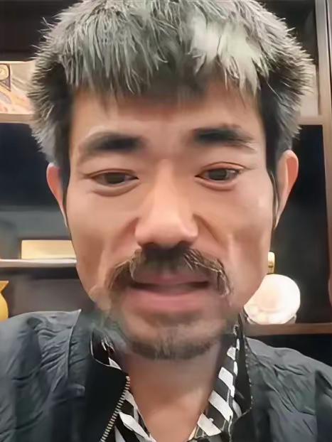 阿四在直播中回应黑粉说“直播间里80%的男人颜值都没我高”话语中满是自信，并拿出
