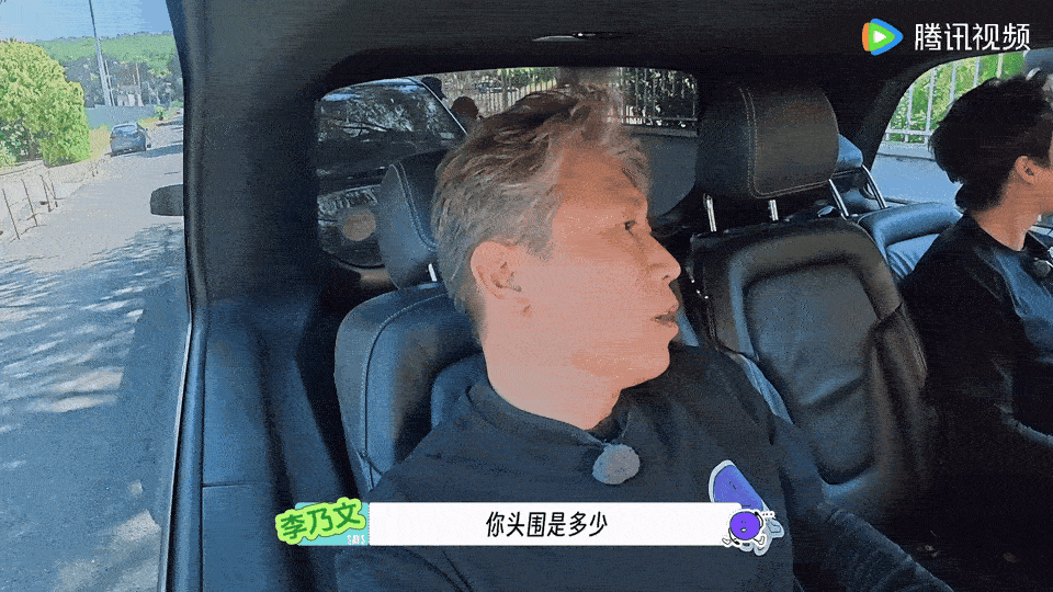 郭京飞刘宇宁头围对比这波算是郭京飞被发带做局了，这画面也是相当有意思了，怎么两种