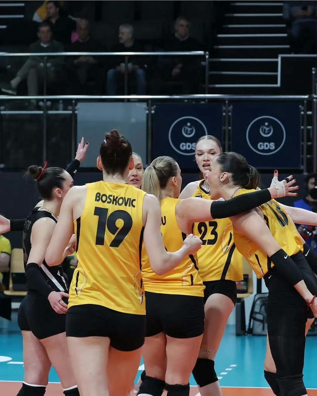 今天半夜12点，土超女排决赛第三回合，还是瓦基弗银行的主场，上一场费内巴切打砸抢