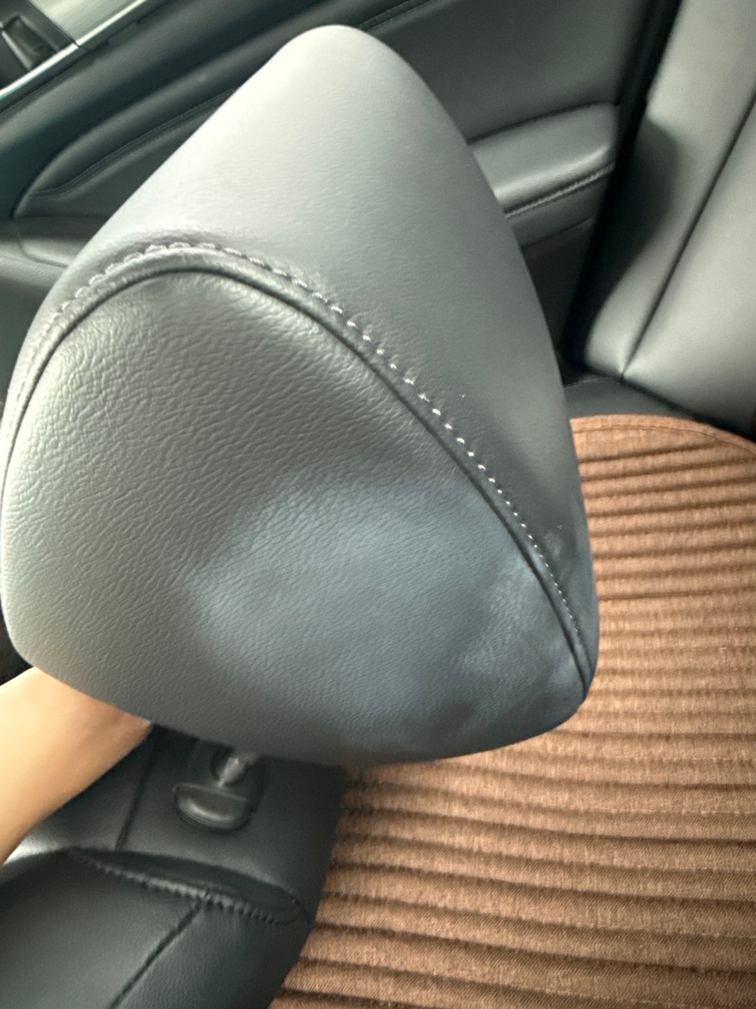 粉丝很着急，求助，姑娘把化妆品蹭到了车上，怎么去除？ 