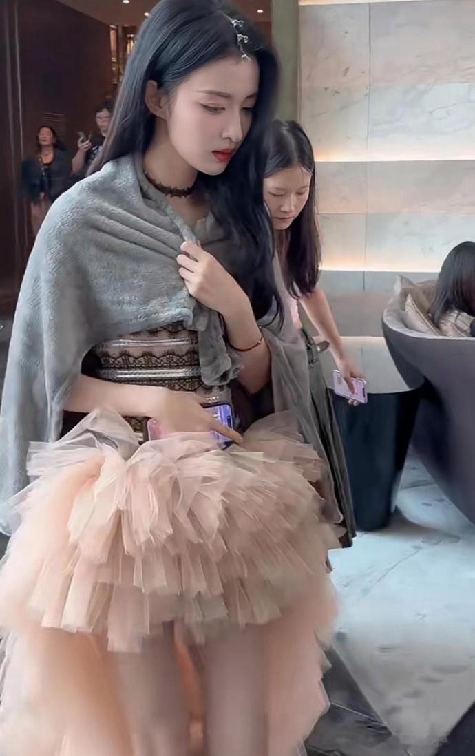 这样看王楚然是不是还挺好看的 