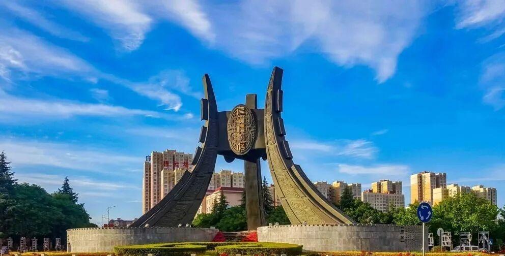 地名，是特定空间地理实体的专有标识，其意义不仅在于字面所传递的直观信息，更凝结着