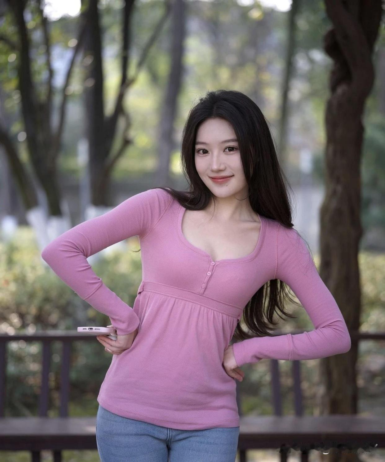 元气少女，粉嫩穿搭，微笑比V，元气满满！🌸💖