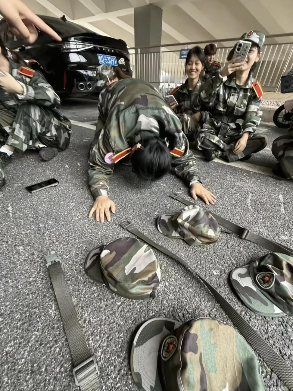 军训教官有犯罪前科，这学校军训太扯了

这两天贵阳军训教官猥亵高一女生这事，看得