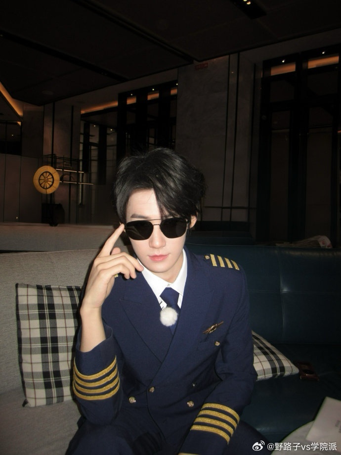 张真源奔跑吧14录制张真源机长造型返场奔跑吧 《奔跑吧14》首期录制，张真源机长