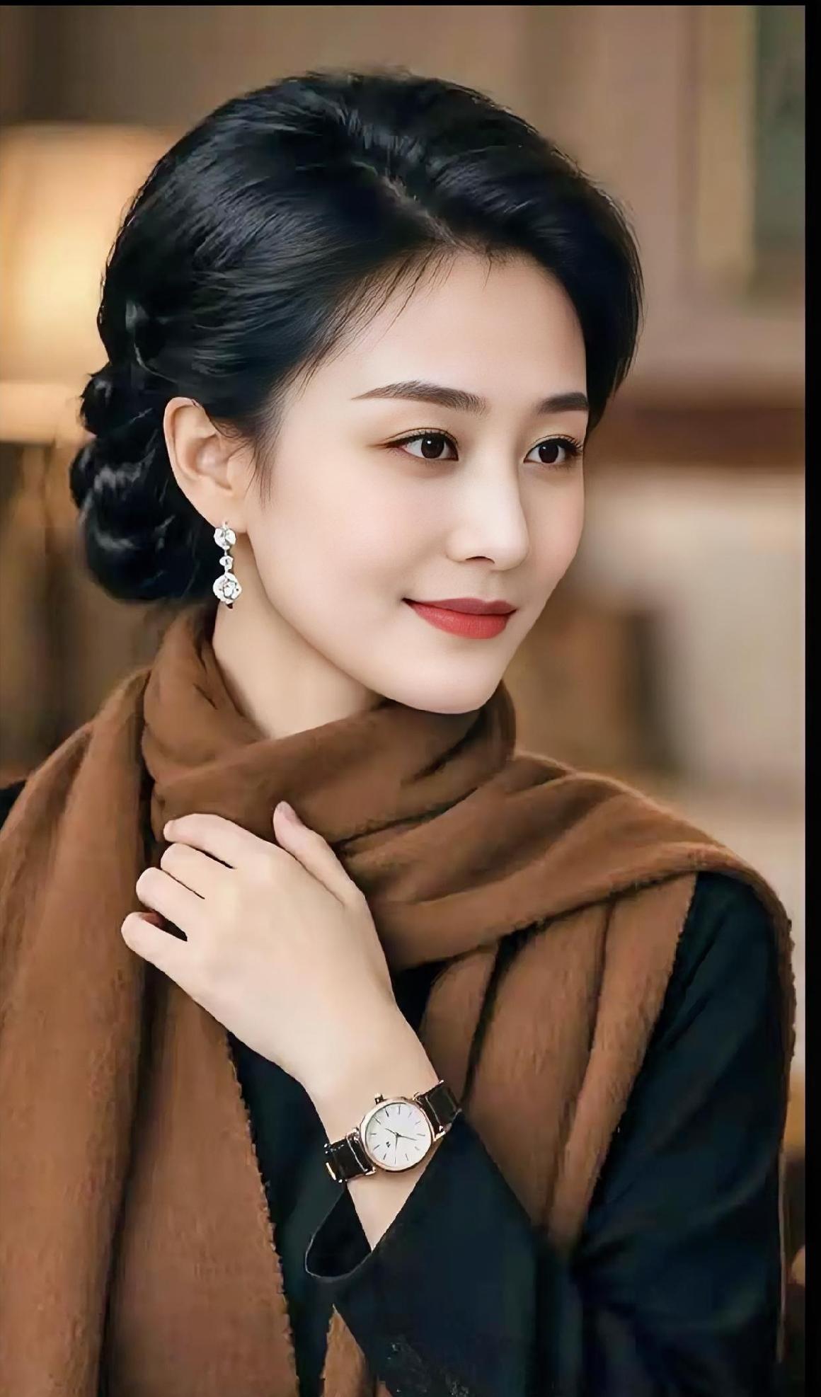 时光暖意

暖灯轻笼，晕开岁月静美，

你浅笑，温婉如秋水微澜。

棕褐围巾，裹